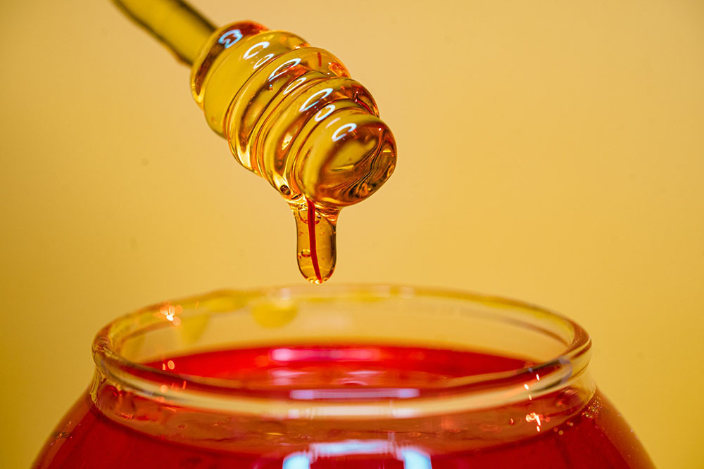 5 натурални средства за успокояване на кашлица - мед и лимон