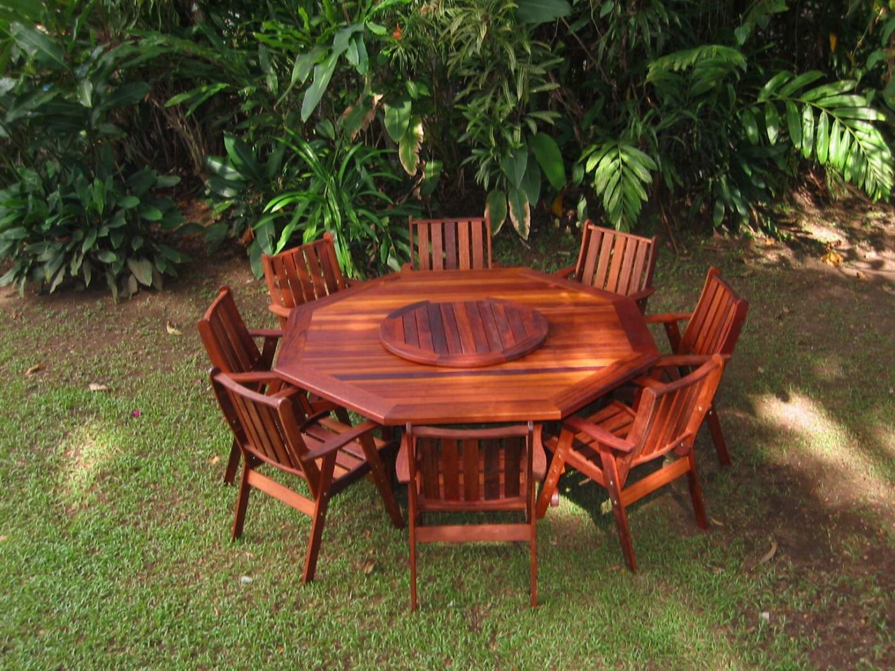 Придайте екзотичен вид на градината си с мебели от тропическо дърво