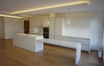735911-cuisine-design-et-contemporaine-cuisine-blanche-avec-grand.jpg